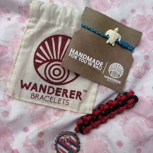Sea Turtle Wanderer Bracelet + Hawaii Flag Keychain Bundle